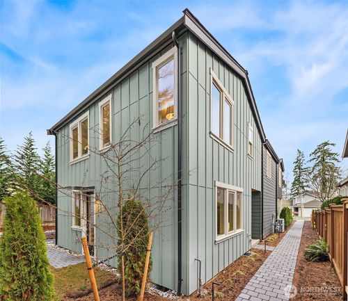 639 18th Ave W, Kirkland, WA, 98033-4819 | Card Image