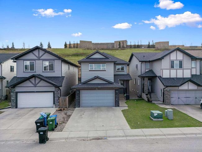 114 Sherwood Mews Nw, Home with 3 bedrooms, 2 bathrooms and 4 parking in Calgary AB | Image 1
