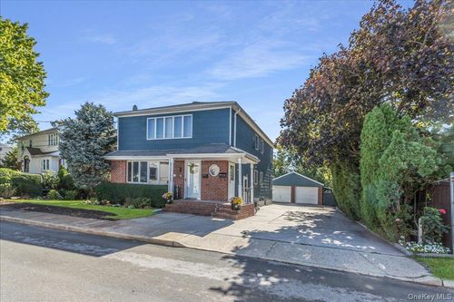 12 Roxy Pl, Lynbrook, NY, 11563-2915 | Card Image