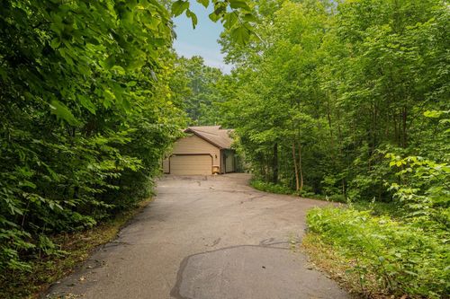 8433 Forest Ct, Traverse City, MI, 49684-7561 | Card Image