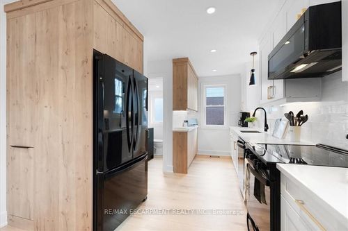 94 W 32nd St, Hamilton, ON, L9C5G9 | Card Image