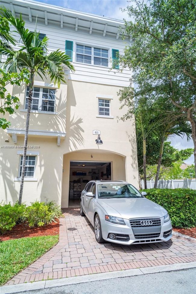 611 - 611 Sw 1 St Ter, Townhouse with 3 bedrooms, 4 bathrooms and null parking in Pompano Beach FL | Image 15