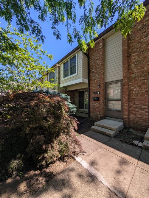 76-1676 Van Pelt St, Columbus, OH, 43220-2552 | Card Image