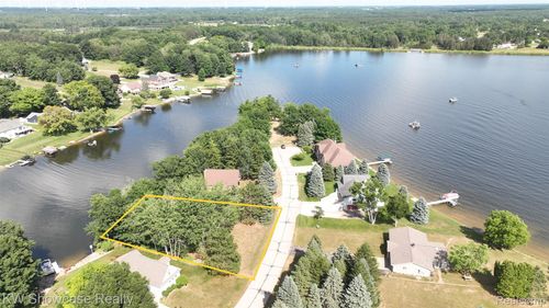 1033 Cantabrian Dr, Weidman, MI, 48893-9377 | Card Image