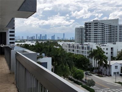 702 - 1345 West Ave, Condo with 1 bedrooms, 1 bathrooms and null parking in Miami Beach FL | Image 2