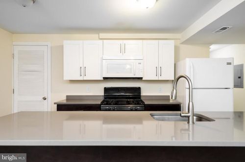 apt-8-2006 Walnut St, PHILADELPHIA, PA, 19103-5863 | Card Image