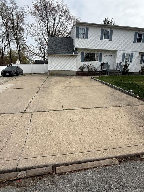480 Saint Johns St, Central Islip, NY, 11722-3023 | Card Image