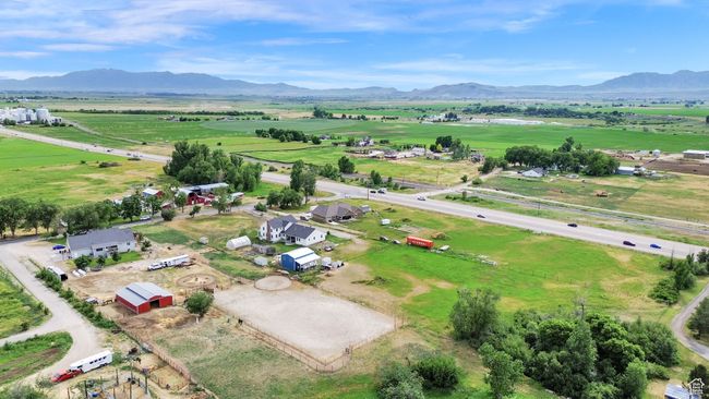 Overview of rural landscape with a mountainous background | Image 68