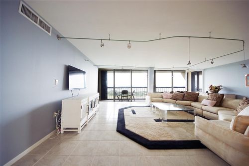 1903-2480 Presidential Way, West Palm Beach, FL, 33401-1355 | Card Image