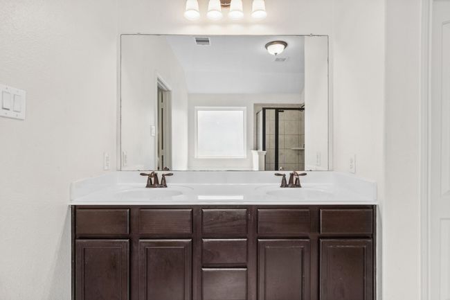 Double vanity with great storage space | Image 18