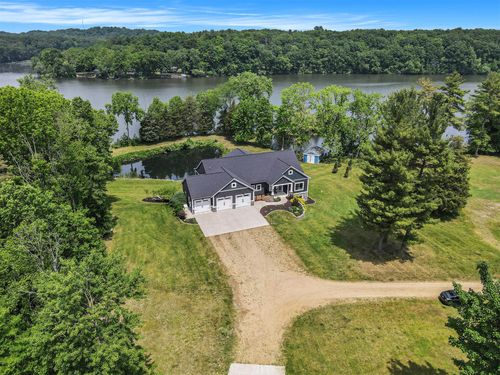 3589 Shoreline Dr, Allegan, MI, 49010-9495 | Card Image