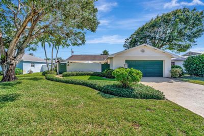 8022 Se Helen Terrace, House other with 3 bedrooms, 2 bathrooms and null parking in Hobe Sound FL | Image 1