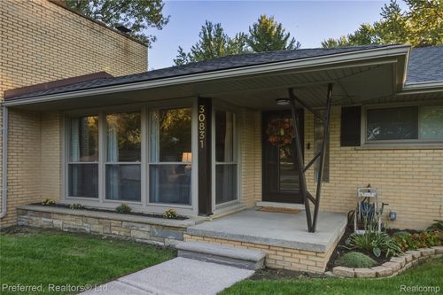 30831 Lyndon St, Livonia, MI, 48154-4346 | Card Image