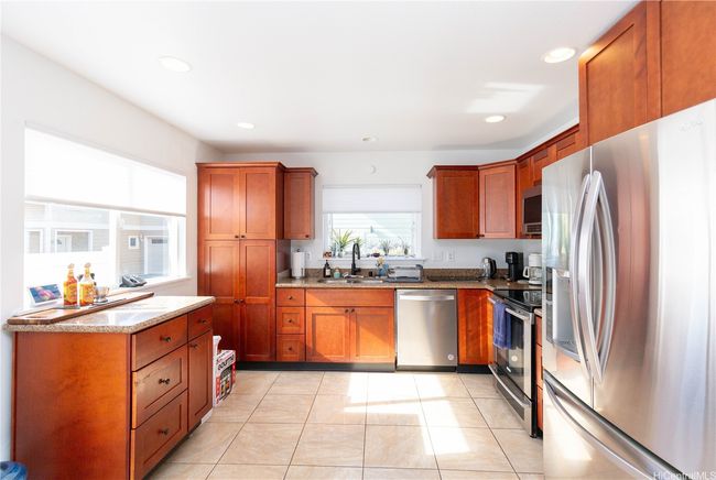Upgraded kitchen w/ granite countertops | Image 10