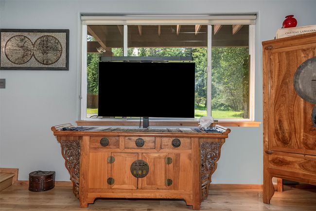 Screen folds down out of sight, if you wish | Image 20