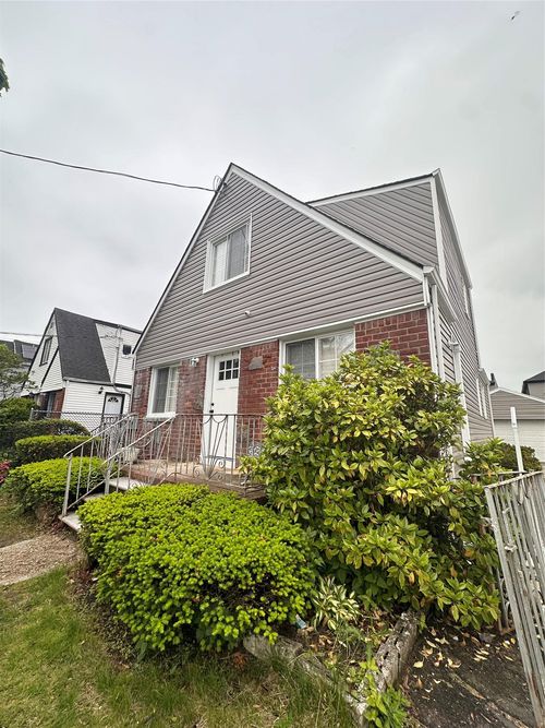 121 196th St, Springfield Gardens, NY, 11413-1137 | Card Image