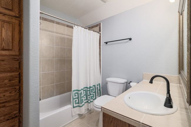 Ensuite bath in bedroom #3. | Image 26