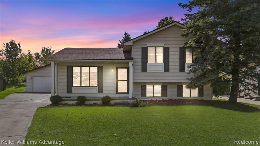 Meadowlark Ln, Howell, MI 48843
