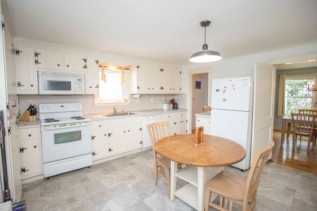 62 Lynde St, House other with 4 bedrooms, 2 bathrooms and 4 parking in Old Saybrook CT | Image 12