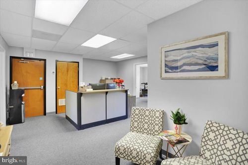 208-2137 Embassy Dr, LANCASTER, PA, 17603-2877 | Card Image