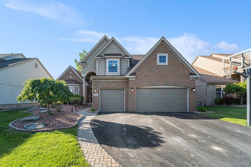 7590 Acorn Hill Ct, West Bloomfield, MI, 48323-4016 | Card Image