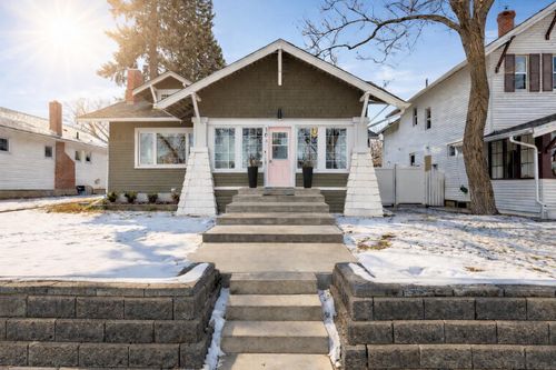 104 4 St Se, Medicine Hat, AB, T1A0J8 | Card Image