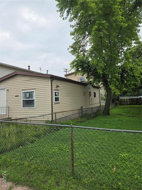 305 Meredocia St, Madison, IL, 62060-1130 | Card Image