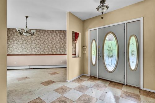 1 Oakleaf Ct, Huntington, NY, 11743-6053 | Card Image