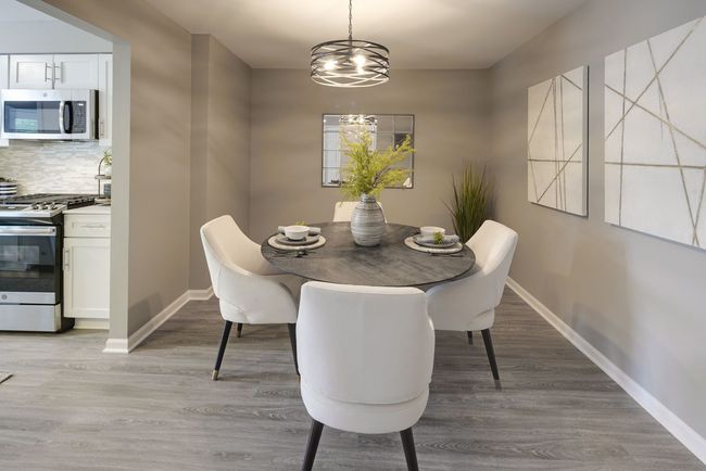 D301 - 1910 Chestnut Ave, Condo with 3 bedrooms, 2 bathrooms and 2 parking in Glenview IL | Image 5