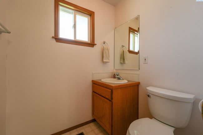 97010 W Good Rd, Home with 3 bedrooms, 3 bathrooms and null parking in Prosser WA | Image 20