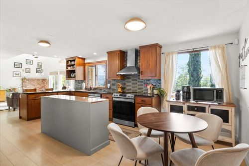 956 Ne Beacon Dr, Grants Pass, OR, 97526-3505 | Card Image