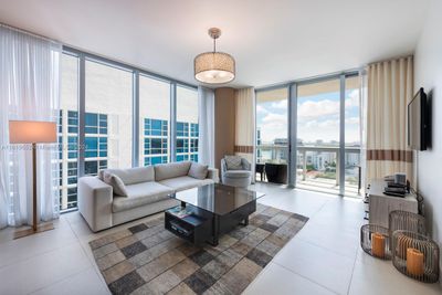 1509 - 6899 Collins Ave, Condo with 1 bedrooms, 1 bathrooms and null parking in Miami Beach FL | Image 2