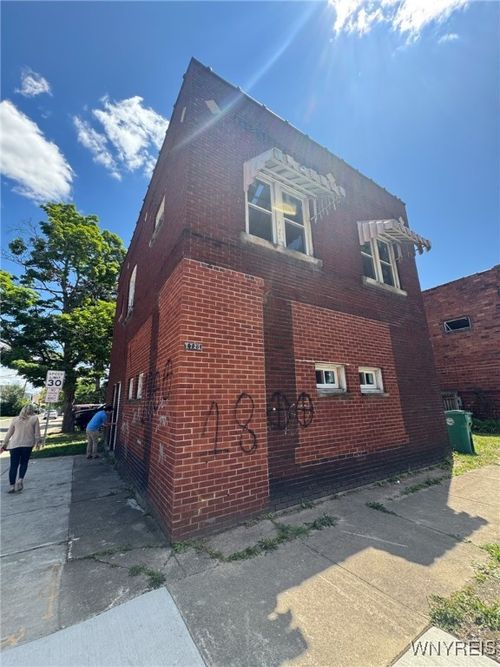 1805 Weston Ave, Niagara Falls, NY, 14305-3031 | Card Image