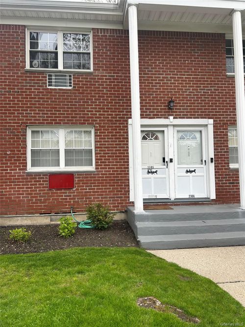 2305-2305 Wilshire Ln, Oakdale, NY, 11769-1442 | Card Image