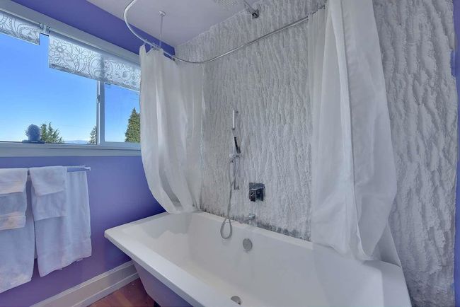Bathroom with shower / bathtub combination with curtain | Image 31