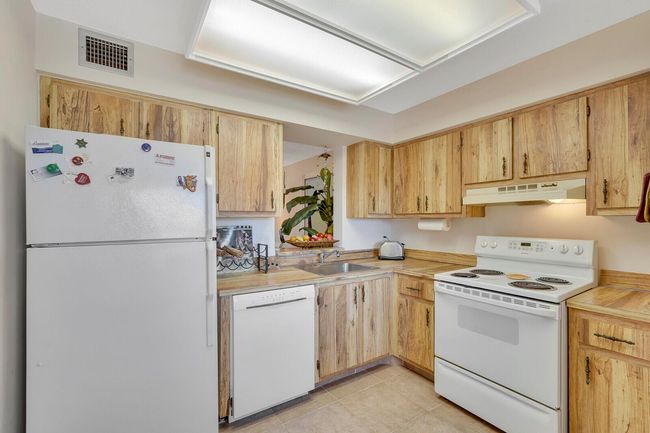 APT-301 - 7300 Lake Circle Dr, Condo with 2 bedrooms, 2 bathrooms and null parking in Margate FL | Image 12