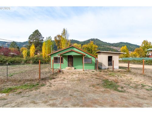 947 Laura St, Myrtle Creek, OR, 97457-9370 | Card Image