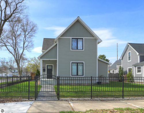 303 W 11th St, Traverse City, MI, 49684-3143 | Card Image