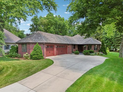 W131N8020 Country Club Drive, Menomonee Falls, WI, 53051 | Card Image