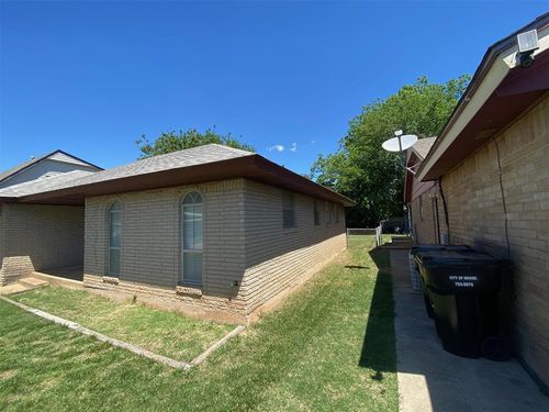 1057 Nw 7th St, Moore, OK, 73160-1865 | Card Image