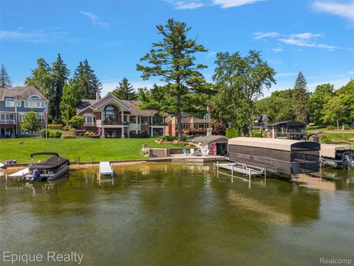 565 Shady Oaks St, Lake Orion, MI, 48362-2571 | Card Image