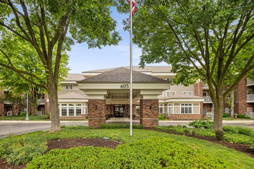 332-605 Barrington Ave, East Dundee, IL, 60118-1428 | Card Image