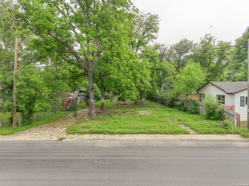 607 15th St, Hondo, TX, 78861-1305 | Card Image