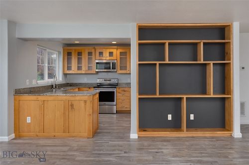 5h-877 Forestglen Dr, Bozeman, MT, 59718-6650 | Card Image
