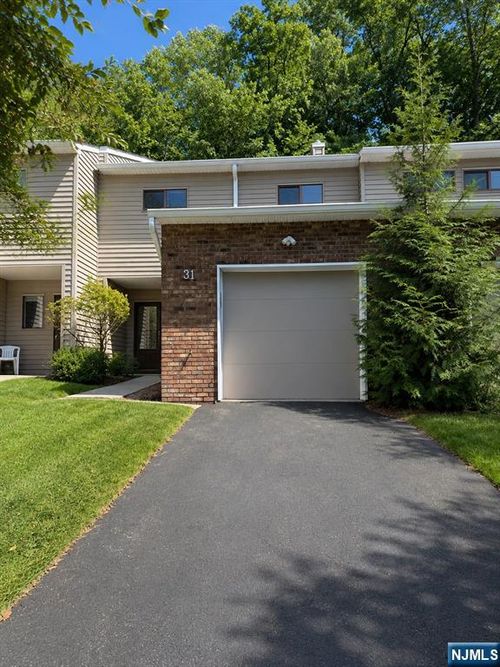 31 Lockley Ct, Wayne, NJ, 07470-2450 | Card Image