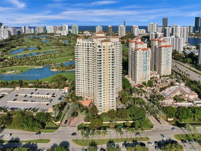 1715 - 19501 W Country Club Dr, Condo with 2 bedrooms, 2 bathrooms and null parking in Aventura FL | Image 2