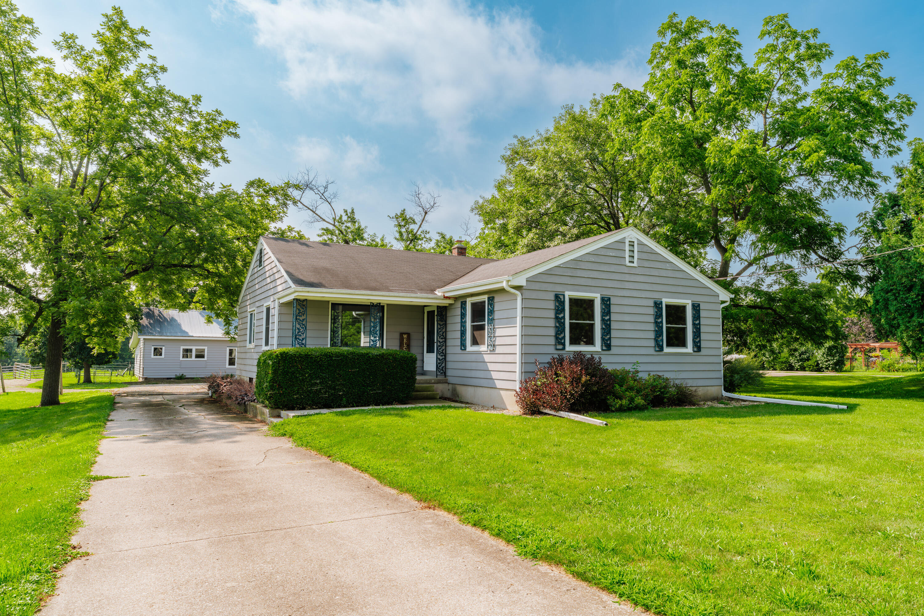 5912 E Creek Rd, For Sale in Janesville - eXp Realty