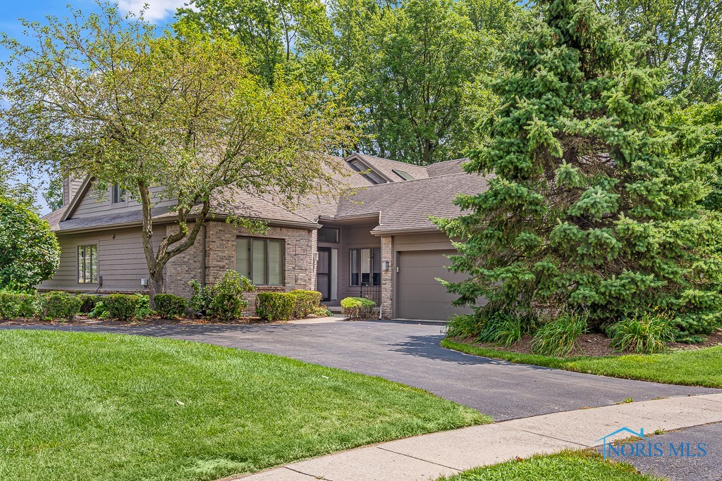 Carrie Pine Ln, Toledo, OH 43617