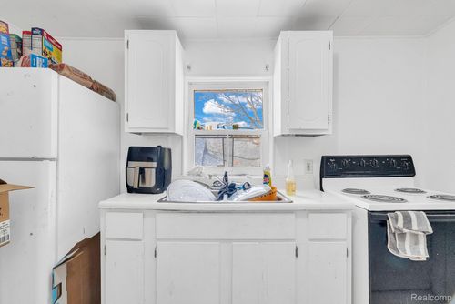 1103 White St, Port Huron, MI, 48060-5887 | Card Image