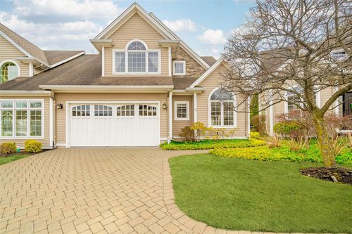 32 Michael Roberts Ct, Pearl River, NY, 10965-3325 | Card Image
